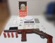 Apreensão de espingarda calibre 12, drogas e outros materiais
