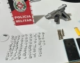 Arma e drogas apreendidas em ação da PM