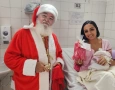 Papai Noel visita Hospital Edson Ramalho e leva alegria do Natal às mães na maternidade 