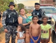 Policiais militares do 12º BPM entregam cestas básicas arrecadadas na campanha Natal Solidário 