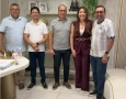 Amanda Silveira recepcionando o diretor do Fórum José Mariz, juiz Alexandre Trineto