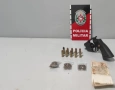 Arma, munições e droga apreendidas em ação da PM