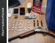 Arma, munições e drogas apreendidas em ação da PM