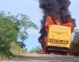 Ônibus escolar pega fogo durante transporte de estudantes no interior da Paraíba