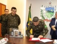 João Azevêdo assinando protocolo de cooperação com o Exército