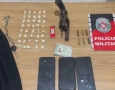 Arma, munições e drogas apreendidas em ação da PM