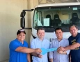 Queimadas recebe dois caminhões basculantes por meio de ação do deputado federal Wilson Santiago