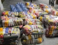 Entrega de água e cestas básicas