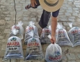 Entrega alevinos para produtores durante a 5ª Agrofeira no município de Passagem