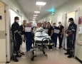 Paciente que passou por tratamento de tumor intracranianodurante recebendo alta médica 
