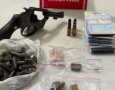 Arma, munições e drogas apreendidas em ação da PM