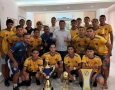 Helder ao lado de jogadores e comissão técnica do Centro Recreativo Angelim (CRA)