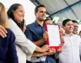 Lucas Ribeiro assinando ordem de serviço