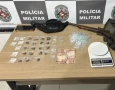Arma e drogas apreendidas em ação da PM