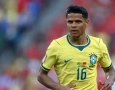 Lateral-esquerdo Douglas Santos