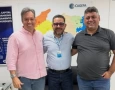 Deputado Júnior Araújo na sede da Cagepa ao lado do prefeito Thially