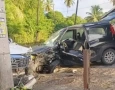 Colisão frontal entre dois automóveis