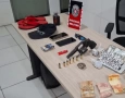 Arma de fogo e outros objetos apreendidos em ação da polícia militar 