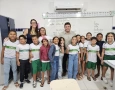 Helder ao lado de Bruna e alunos
