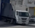 Imagem do acidente envolvendo caminhão no Centro de Paulista 
