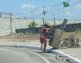 Homem flagrado despejando lixo em plena via pública