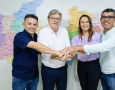 Prefeita e vice de Damião ao lado do ex-governador João Azevêdo 