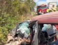 Colisão frontal entre carro e ônibus