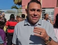 Prefeito de Aparecida João Neto durante entrega de alimentos do PAA 