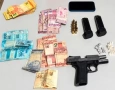 Arma e drogas apreendidas pela polícia militar 